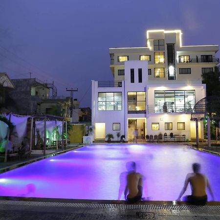Club Denovo Hotell Butwāl Eksteriør bilde