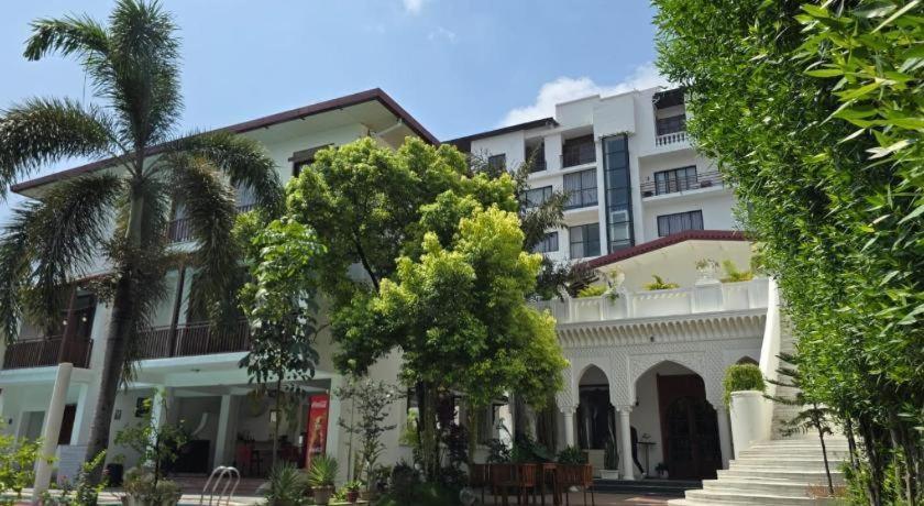 Club Denovo Hotell Butwāl Eksteriør bilde